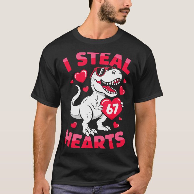 Camiseta I Steal 67 Hearts Funny 67 Valentine Dinosaur Men  (Frente)