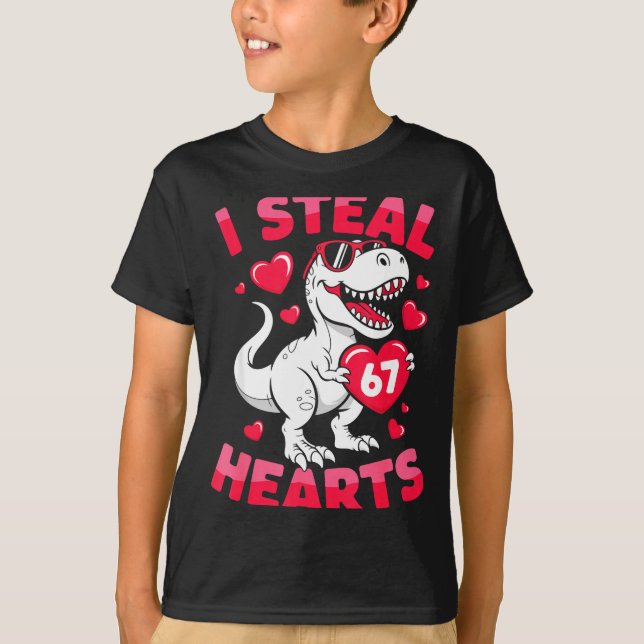 Camiseta I Steal 67 Hearts Funny 67 Valentine Dinosaur Men  (Frente)