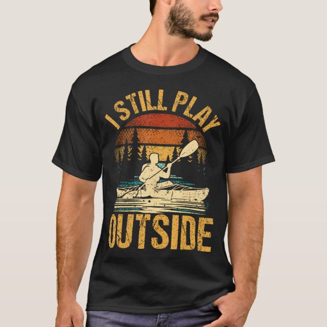 Camiseta I Still Play Outside Funny Kayaking Kayak Boat (Frente)