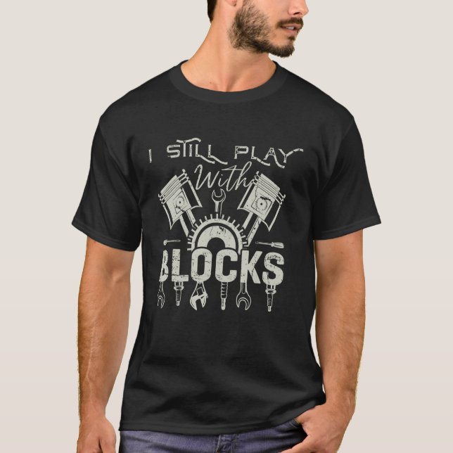 Camiseta I Still Play With Blocks Racing Maintenance Man_1 (Frente)