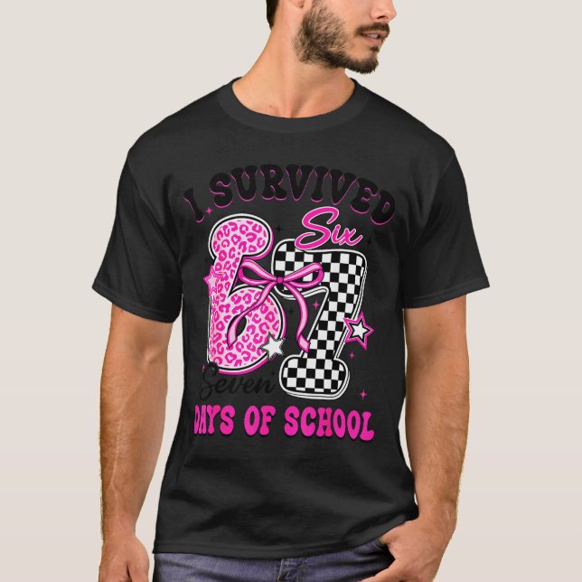 Camiseta I Surivied 67 Days Of School Funny Meme Teacher St (Frente)