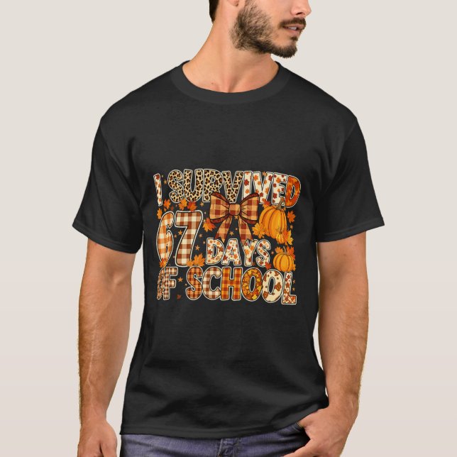 Camiseta I Survived 67 Days Of School Funny Meme Fall Desig (Frente)