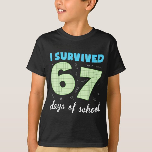 Camiseta I Survived 67 Days Of School Funny Meme Student Te (Frente)
