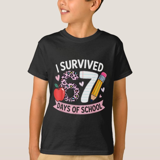 Camiseta I Survived 67 Days Of School Funny Meme Student Te (Frente)