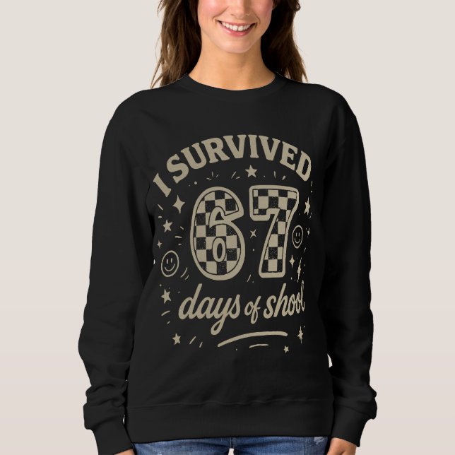 Camiseta I Survived 67 Days of School Funny Teacher Meme (Frente)
