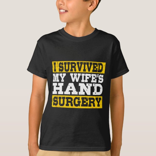 Camiseta I Survived My Wife's Hand Surgery Funny Recovery  (Frente)