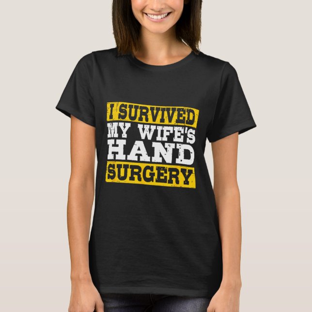 Camiseta I Survived My Wife's Hand Surgery Funny Recovery  (Frente)