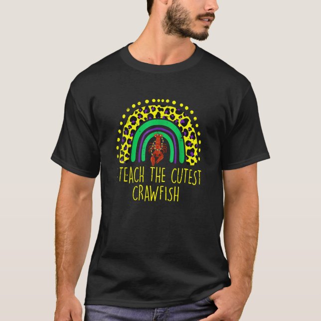 Camiseta I Teach the Cutest Crawfish Rainbow Teacher Mardi  (Frente)