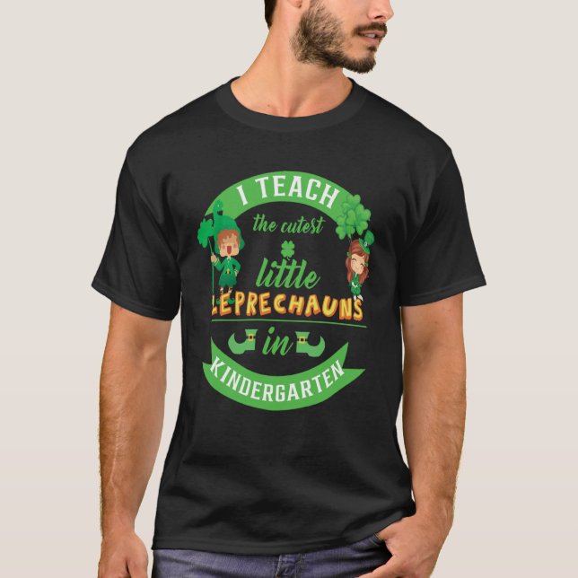 Camiseta I Teach The Cutest Little Leprechauns In Kindergar (Frente)