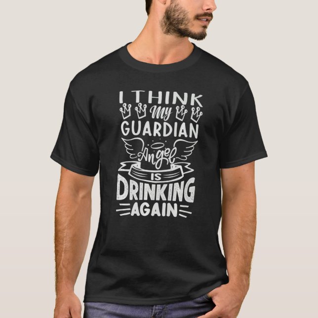 Camiseta I Think My Guardian Angel Is Drinking Again   Sarc (Frente)