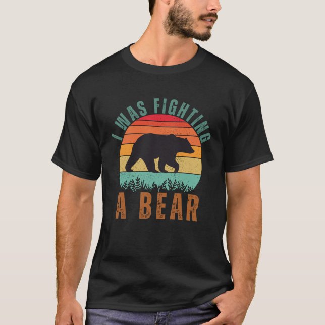 Camiseta I Was Fighting A Bear Post Surgery Gag  Get Well S (Frente)