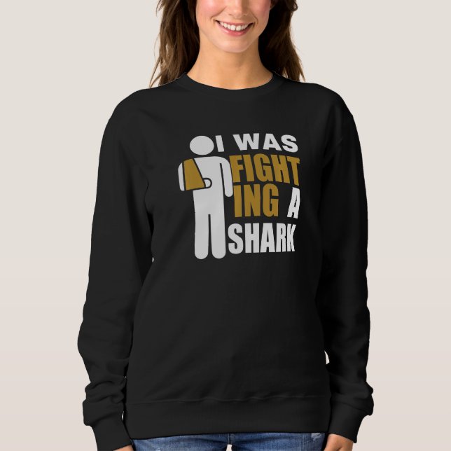 Camiseta I Was Fighting A Shark  Broken Arm Fracture (Frente)