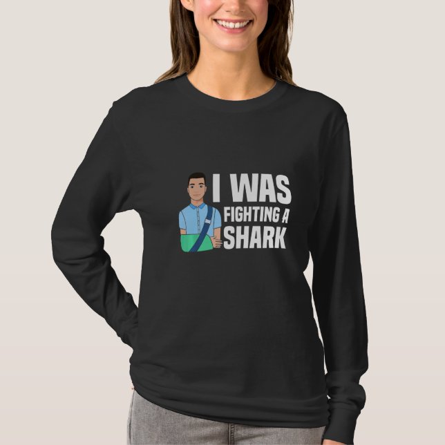 Camiseta I Was Fighting A Shark  Broken Bones  1 (Frente)