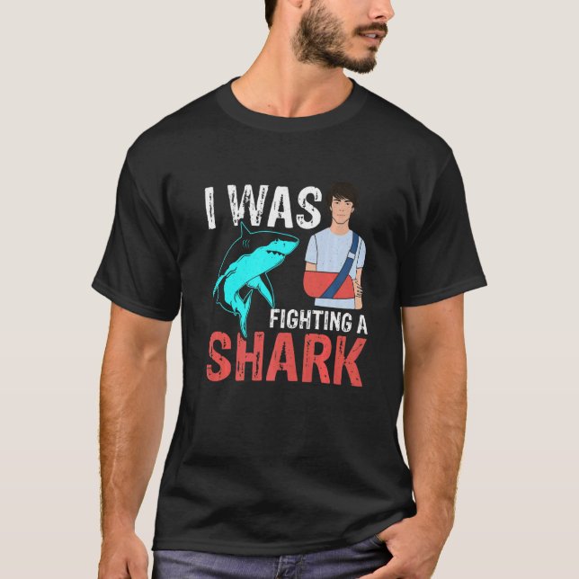 Camiseta I Was Fighting A Shark  Broken Bones  2 (Frente)