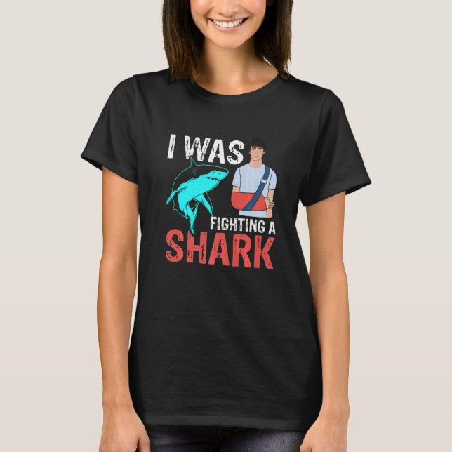 Camiseta I Was Fighting A Shark  Broken Bones  2 (Frente)