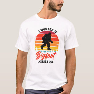 Camiseta I Wonder If Bigfoot Misses Me Bigfoots