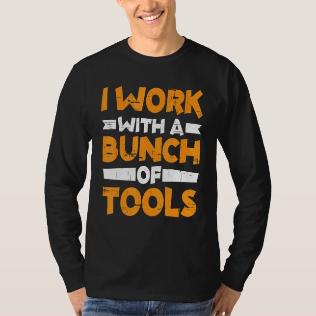 Camiseta I Work With A Bunch Of Tools        (Frente)