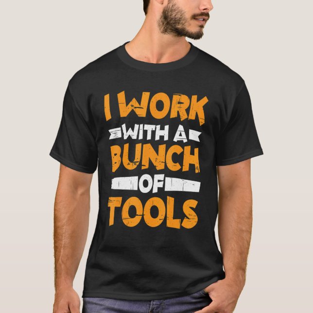 Camiseta I Work With A Bunch Of Tools        (Frente)