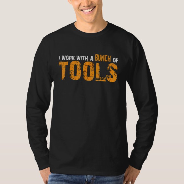 Camiseta I Work With A Bunch Of Tools   (Frente)