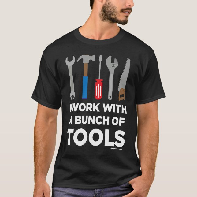 Camiseta I Work With A Bunch Of Tools Handyman and Carpente (Frente)