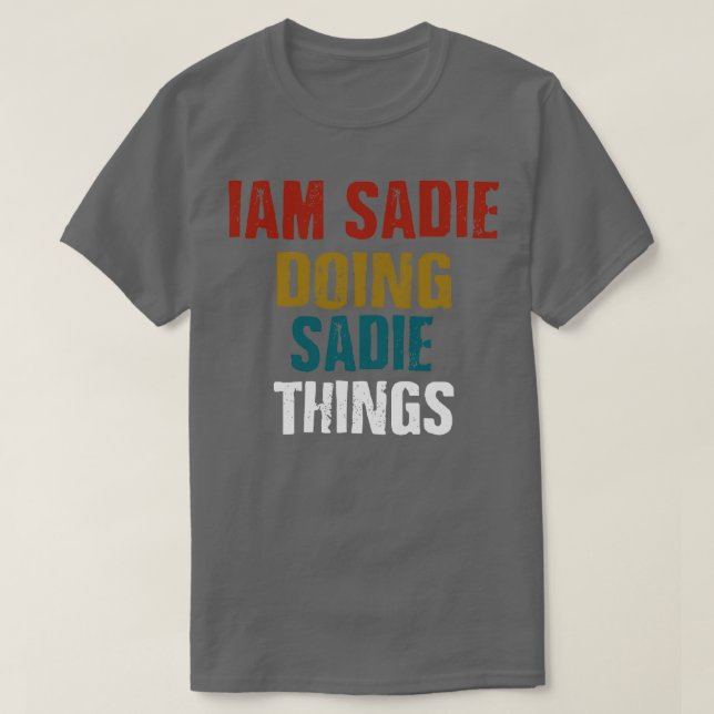 Camiseta IAM Sadie Fazendo Coisas Sadie (Frente do Design)