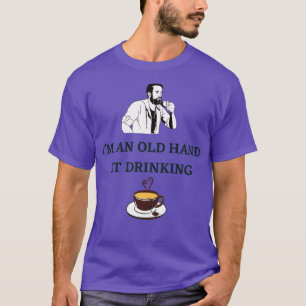 Camiseta Iamp39M UMA MÃO ANTIGA NO CHÁ BEBENDO