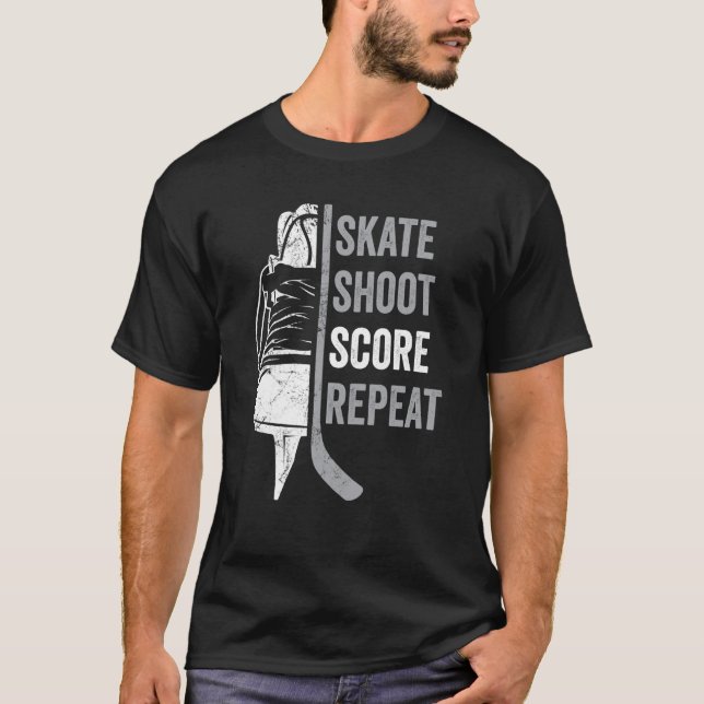 Camiseta Ice Hockey Player Coach Skate Shoot Score Repeat (Frente)