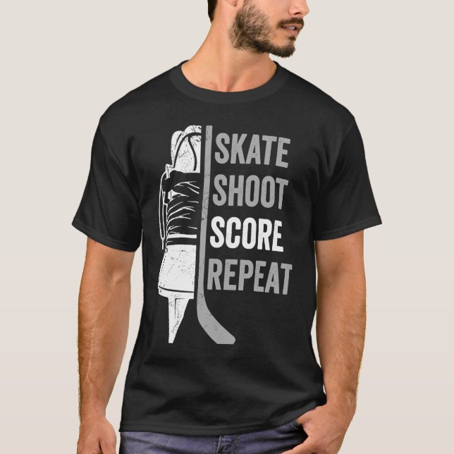 Camiseta Ice Hockey Player Coach Skate Shoot Score Repeat (Frente)