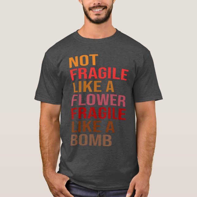 Camiseta Ideia de Presente Não Frágil Como Uma Flor Frágil  (Frente)