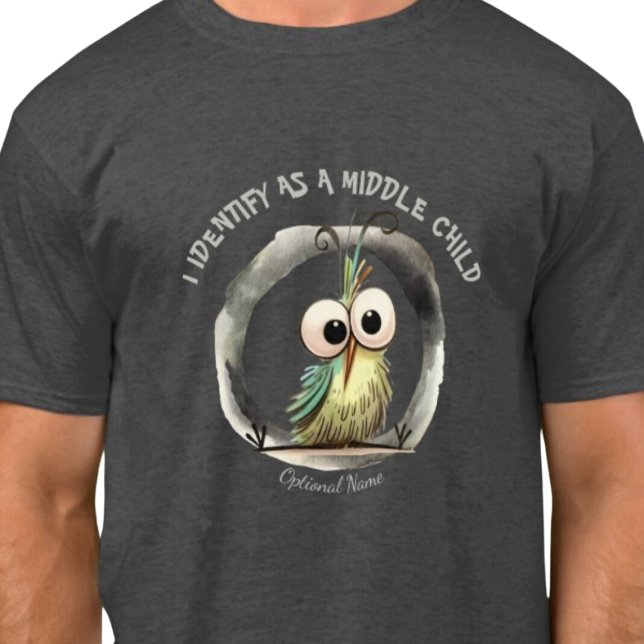 CAMISETA IDENTIFICO-ME COMO CRIANÇA MÉDIA (I identify as a middle child t shirt.  Sibling humor.)
