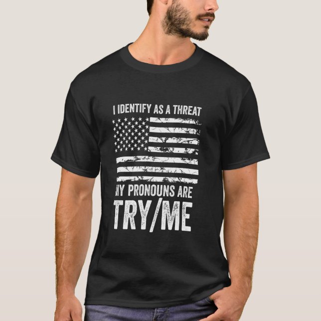 Camiseta Identifico-Me Como Uma Ameaça Que As Minhas Pronou (Frente)
