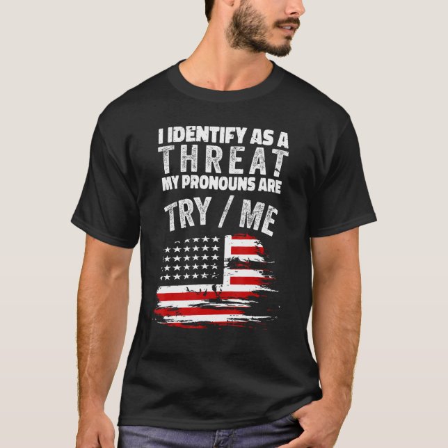 Camiseta Identifico-Me Como Uma Ameaça Que As Minhas Pronou (Frente)