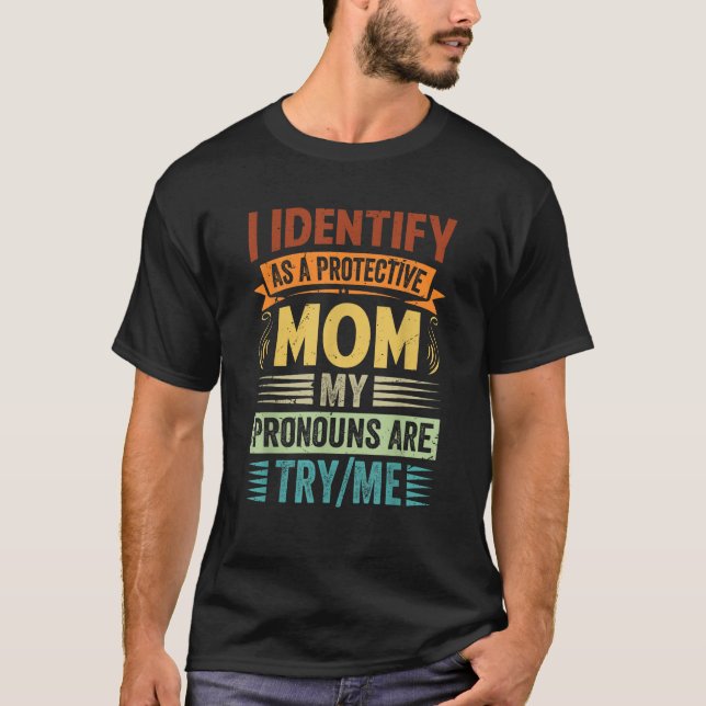 Camiseta Identifico-Me Como Uma Mãe Protetora Que Os Meus C (Frente)