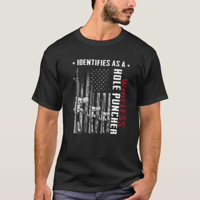 Camiseta Identifies As A Wireless Hole Puncher AR-15 US Fla (Frente)
