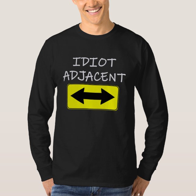Camiseta Idiota Adjacente Estou com Sarcasmo Estúpido (Frente)