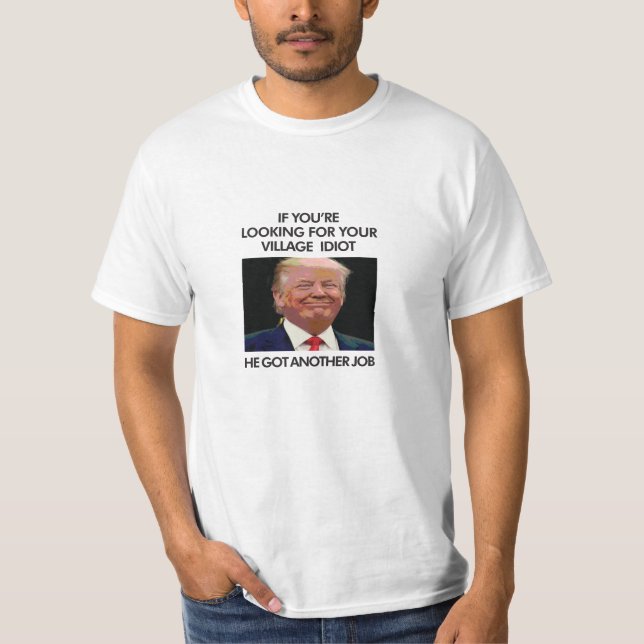 Camiseta Idiota da Vila Anti-Trump (Frente)