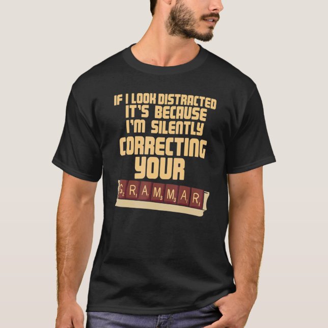 Camiseta If I Look Distracted I'm Silently Correcting Your  (Frente)