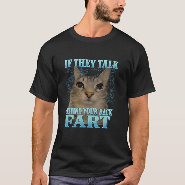 Camiseta If They Talk Behind Yo Back Fart Funny Cat Meme (Frente)