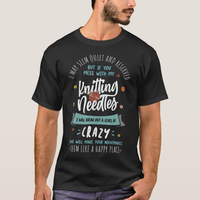 Camiseta If You Mess With My Knitting Needles I Will Go Cra (Frente)