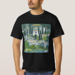 Camiseta Igreja (Kirche) em Cassone por Gustav Klimt<br><div class="desc">Igreja em Cassone - Paisagem com Cyprestes (também conhecida por Kirche em Cassone - Landschaft mit Zypressen) (1913) por Gustav Klimt é uma pintura de arte simbolista da era vitoriana, simbolismo, que apresenta uma igreja na cidade de Cassone com edifícios de pedra e ciprestes à beira do lago Garda, em...</div>