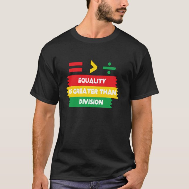 Camiseta Igualdade é Maior que Divisão Matemática História  (Frente)