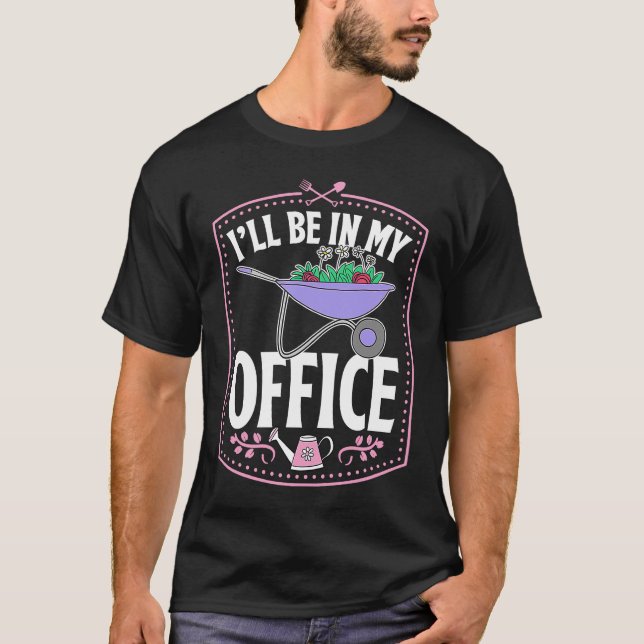 Camiseta I'll Be In My Office Cute Backyard Wheelbarrow Flo (Frente)