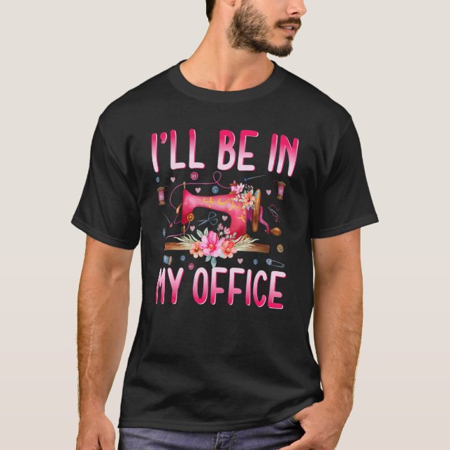 Camiseta I'll Be In My Office Fabric Quilting Sewing Quilte (Frente)