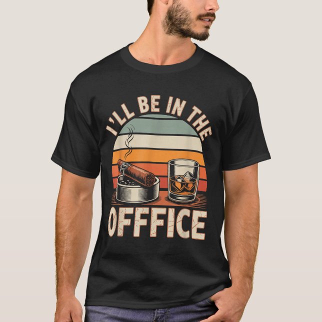Camiseta I'll Be In The Office Cigar - Bourbon Whiskey Dad  (Frente)