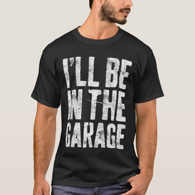 Camiseta Ill Be Inhe Garage Funny Men Handyman Mechanic Dad (Frente)