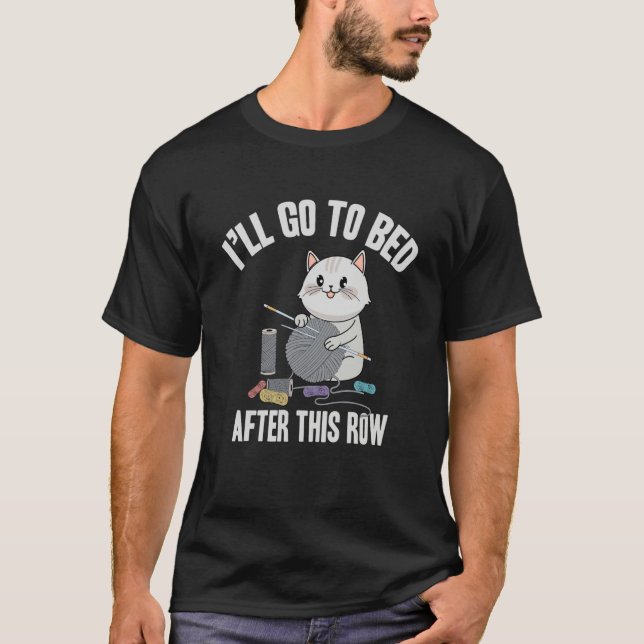 Camiseta I'll Go To Bed After This Row Cute Cat Crochet Kni (Frente)