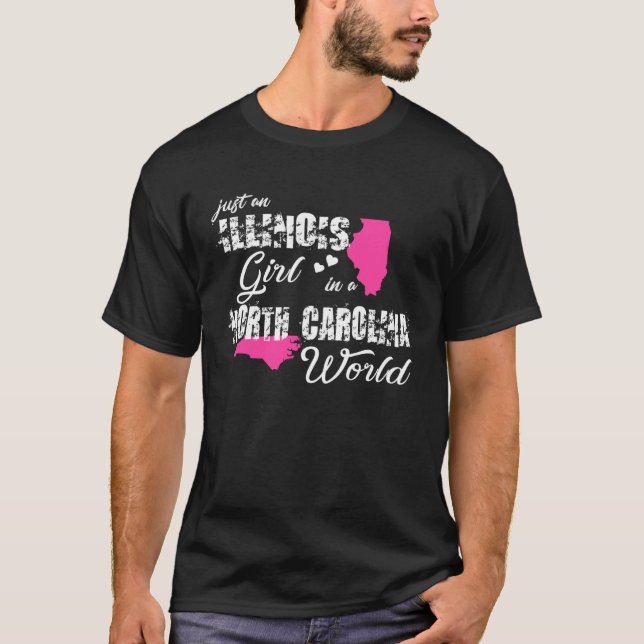 Camiseta Illinois  Just an Illinois girl in a North Carolin (Frente)