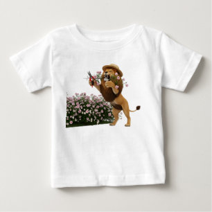 Camiseta Ilustração 3D do Jardineiro Leão Aparando Arbusto