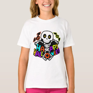 Camiseta Ilustração Caprichosa de Esqueleto e Morcegos para