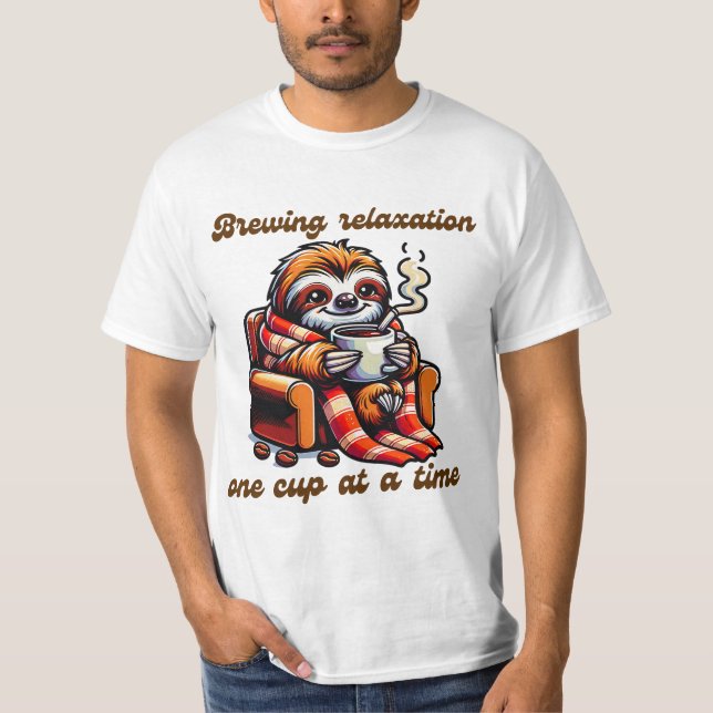 Camiseta Ilustração de Café Quente Sipping Sloth Cozy (Frente)